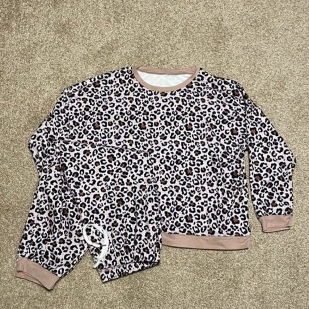 2 piece set - Light Pink Colored Leopard Pajamas Long Sleeve Crew Neck Size 2XL